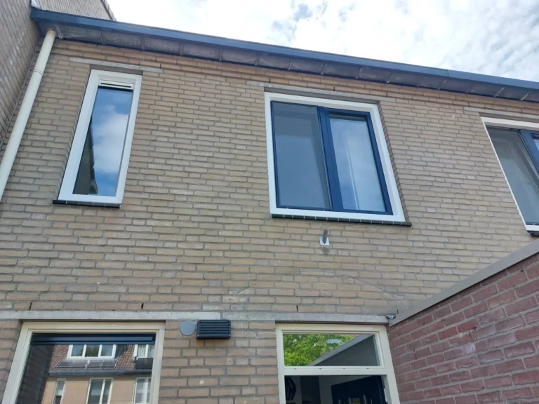 AMPA Kunststof kozijnen specialist in Maarssen - Witte kozijnen met blauw draaikiepdeel