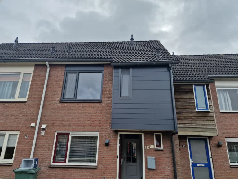 Antraciet kleurige Keralit gevelbekleding in Nijmegen - AMPA Kunststof kozijnen