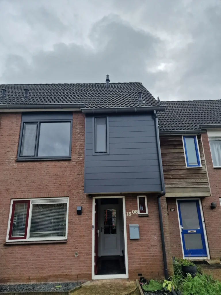 Antraciete Kunstof kozijnen 1e etage en antraciete Keralit gevelbekleding - AMPA Kunststof kozijnen in Nijmegen