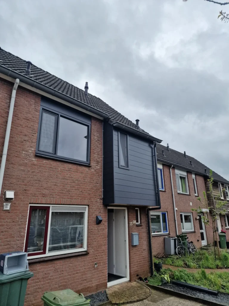 Antraciete Kunststof kozijnen 1e etage en antraciete Keralit gevelbekleding in Nijmegen - AMPA Kunststof Kozijnen