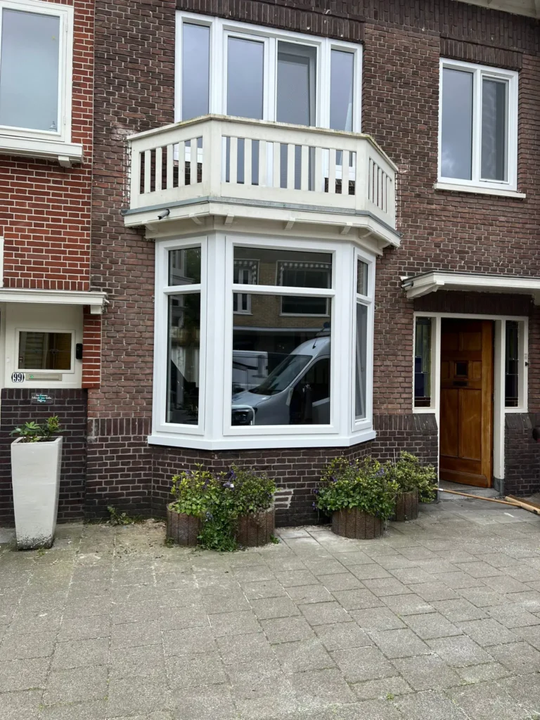 Erker met kunststof kozijnen van AMPA in Haarlem