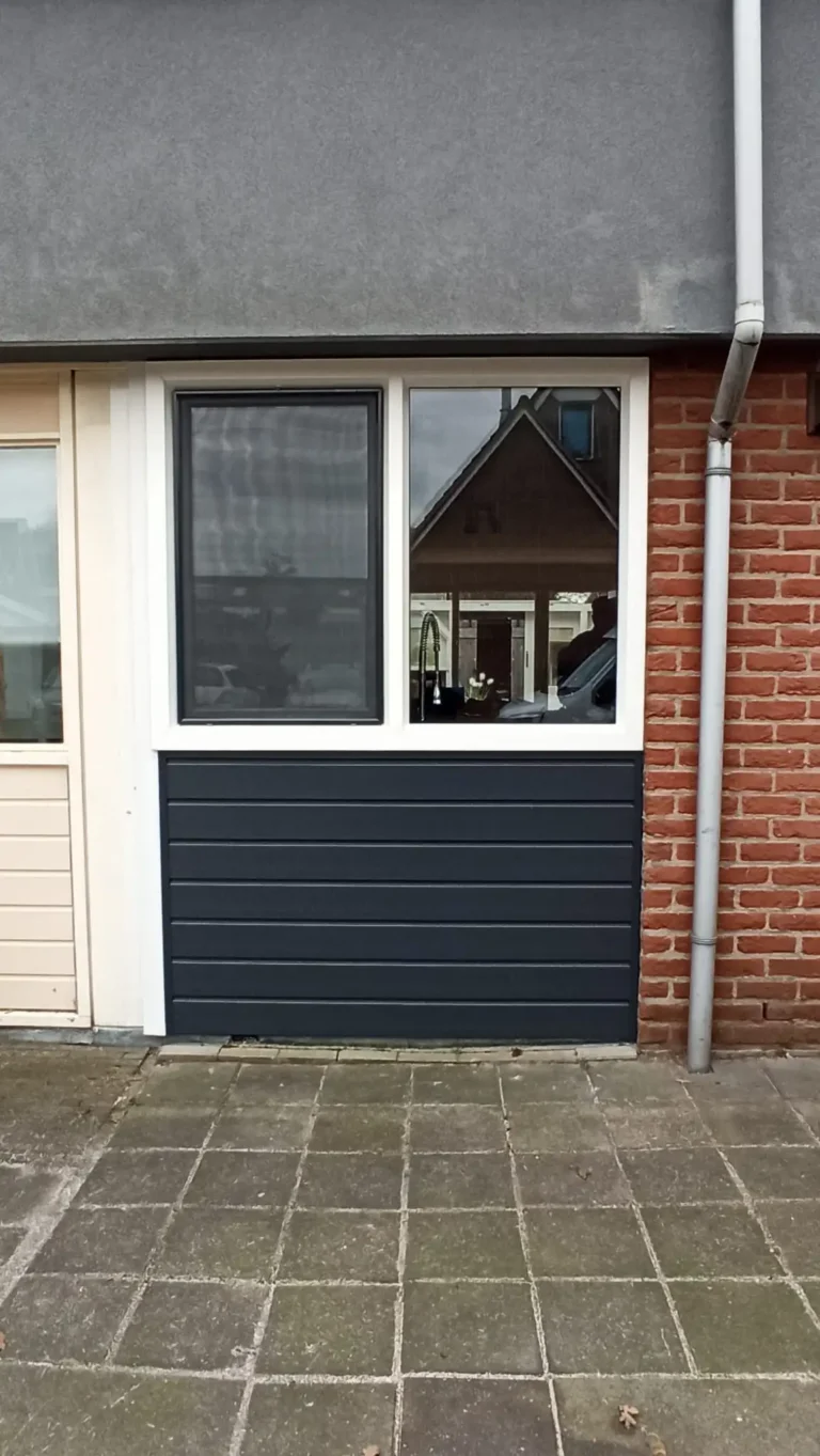 Kunststof kozijn met antraciet gevelbekleding geplaatst door AMPA in Ede