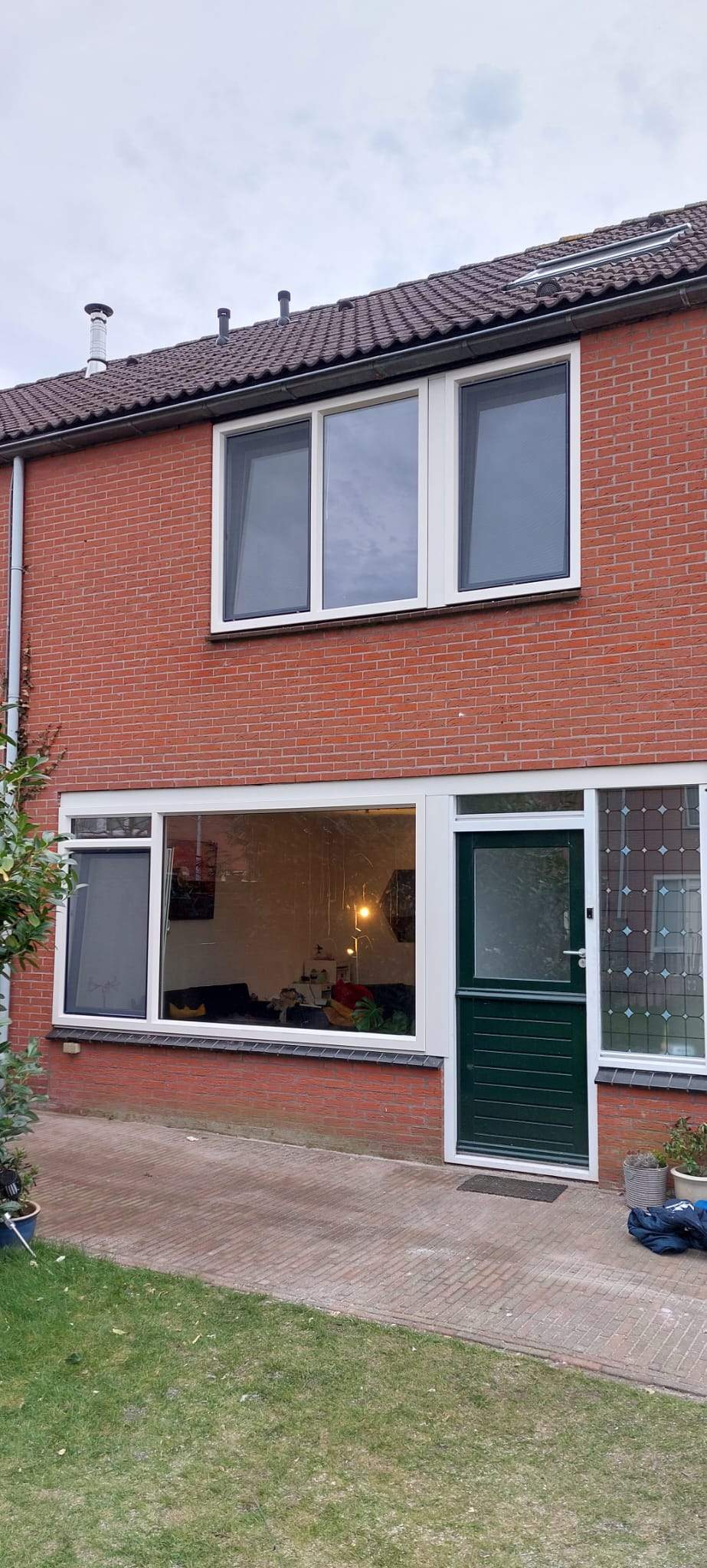Kunststof witte kozijnen en tuindeur in Eelde door AMPA