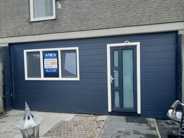 Lelystad blauwe gevelbekleding en witte kozijnen van AMPA