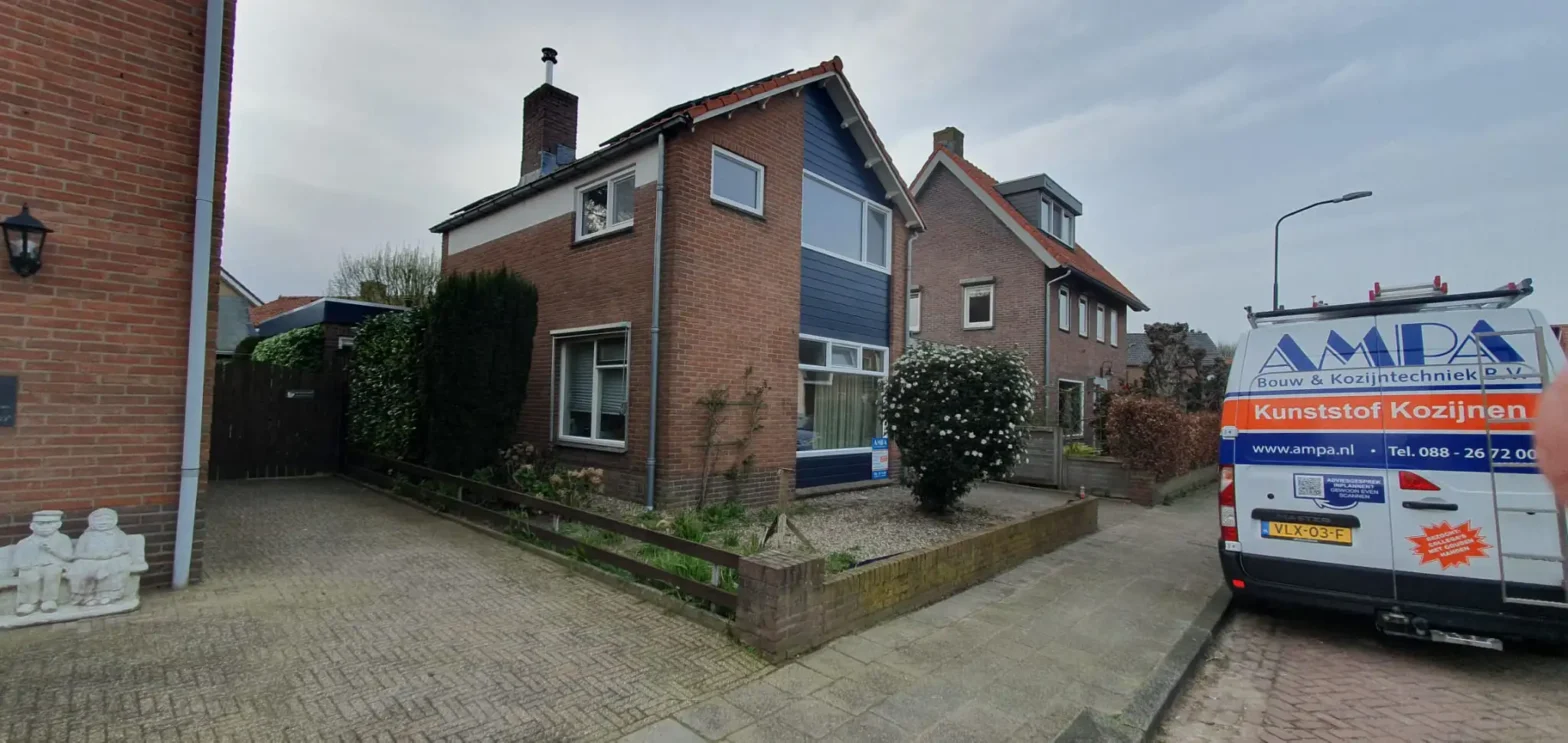 Witte Kunststof kozijnen en blauw Keralit gevelbekleding geplaatst in Elst door AMPA Kunststof Kozijnen