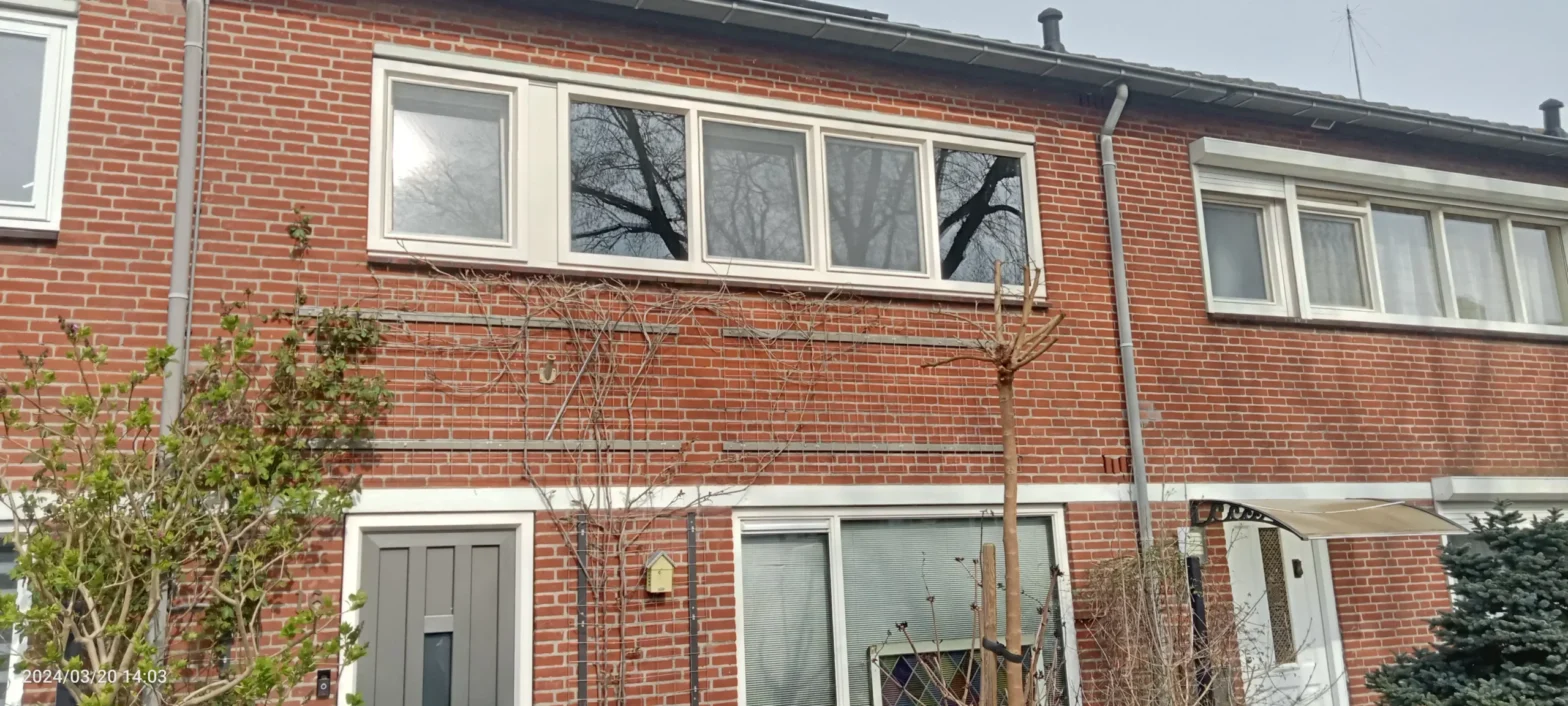 Kunststof kozijnen in Ravenstein gemonteerd door AMPA - Witte kunststof kozijnen en grijze kunststof voordeur
