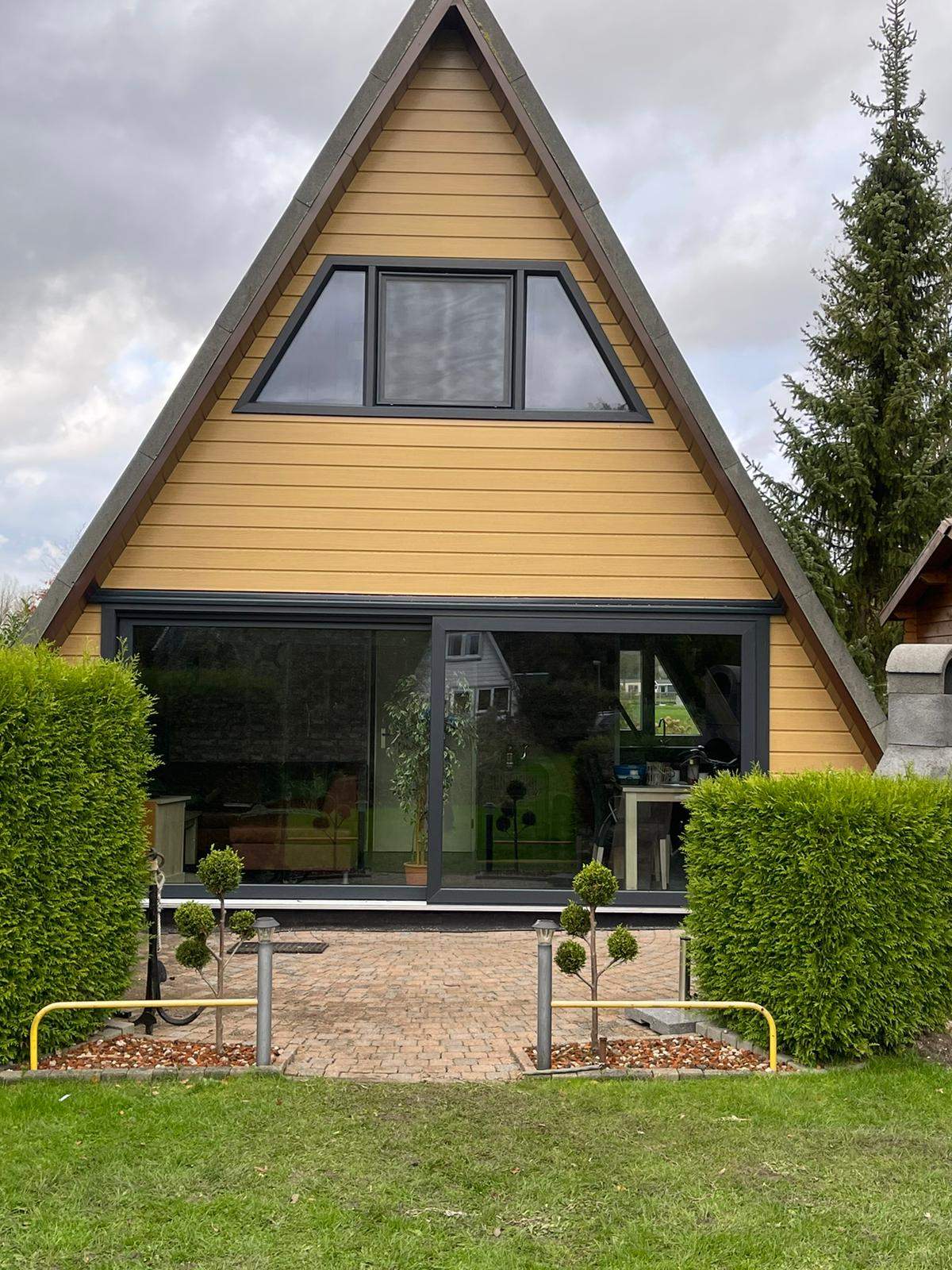 Renovatie vakantiewoning Zeewolde - Kunststof Gevelbekleding & schuifpui met bijzondere formaten kozijnen boven - AMPA
