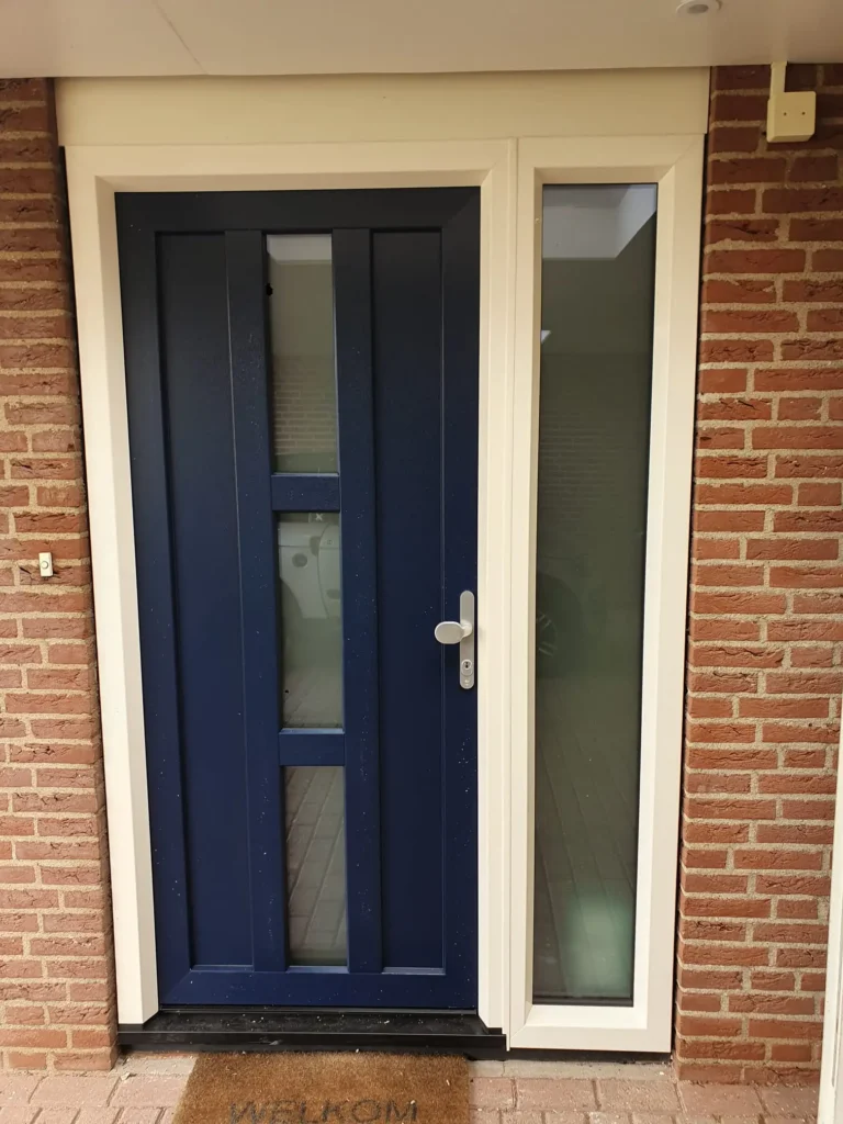 Blauwe kunststof voordeur bij woning in Zevenaar - AMPA Kunststof kozijnen