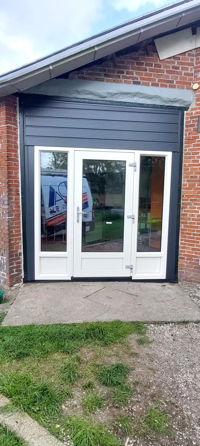 Boerderij met nieuwe kunststof tuindeur en gevelbekleding - AMPA Kunststof kozijnen in Nieuw Beerta