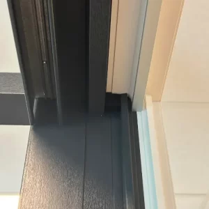 Buiten een donkere kozijnkleur en binnen een lichte kozijnkleur